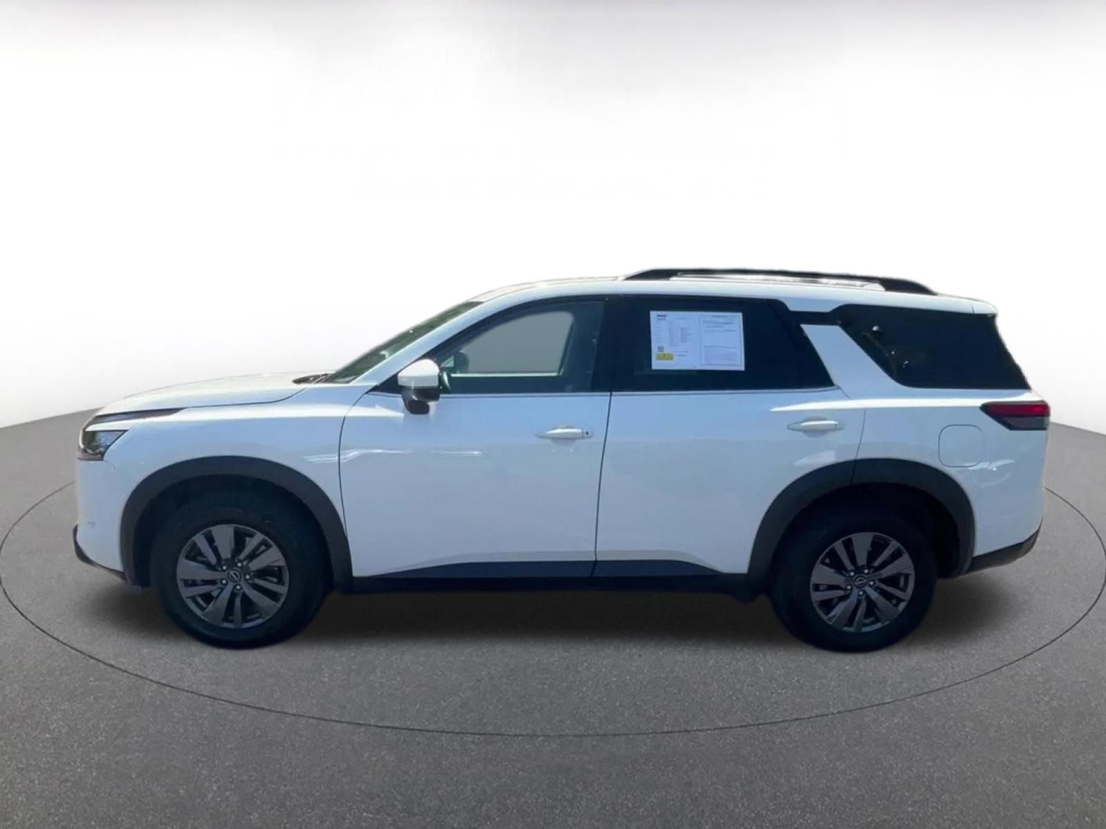 Used 2025 Nissan Pathfinder SV image 9