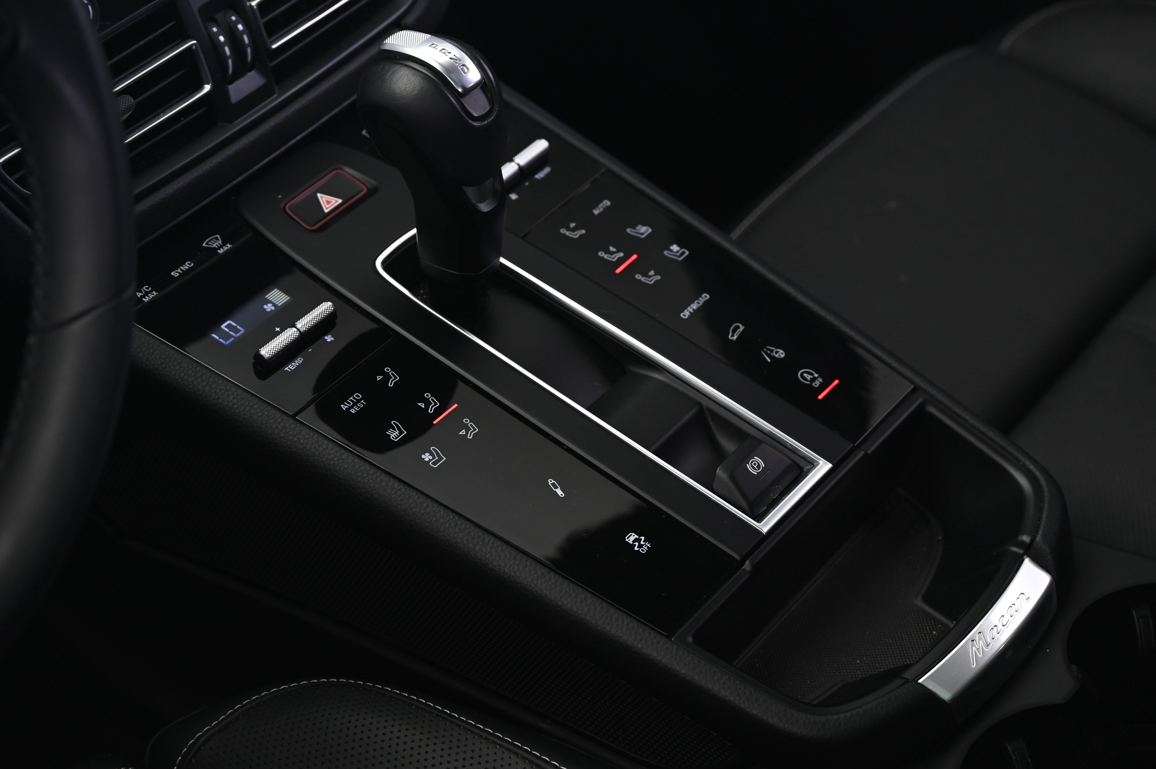 Certified 2023 Porsche Macan Turbo AWD/4WD image 34