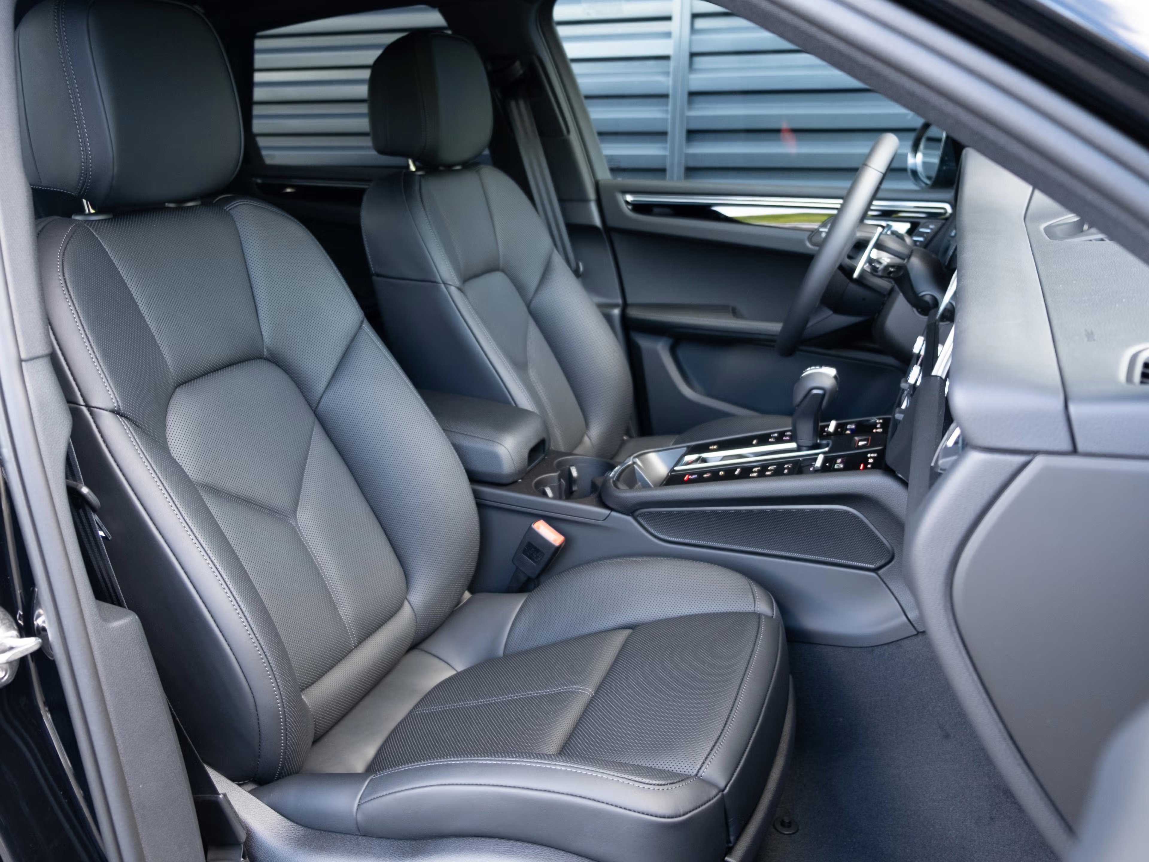 Certified 2025 Porsche Macan image 30