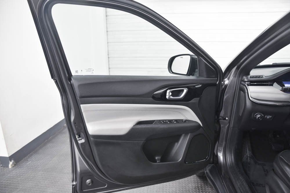 Used 2024 Jeep Compass Limited image 10