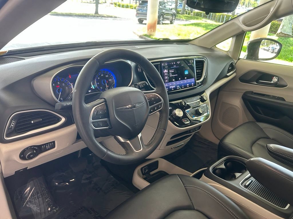 Used 2024 Chrysler Pacifica Touring-L FWD image 7
