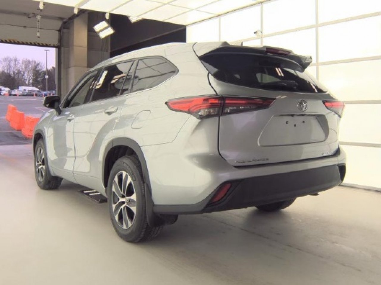 Used 2021 Toyota Highlander XLE image 9