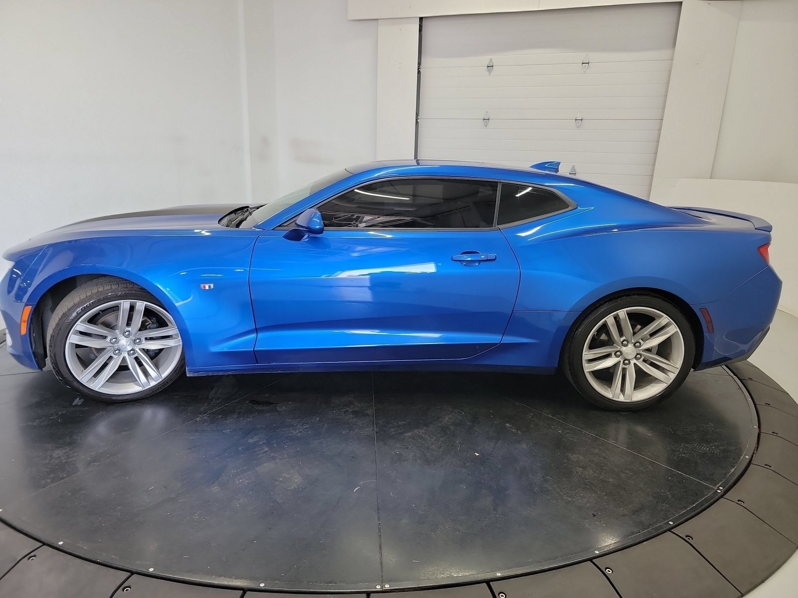 Used 2018 Chevrolet Camaro LT RWD image 4