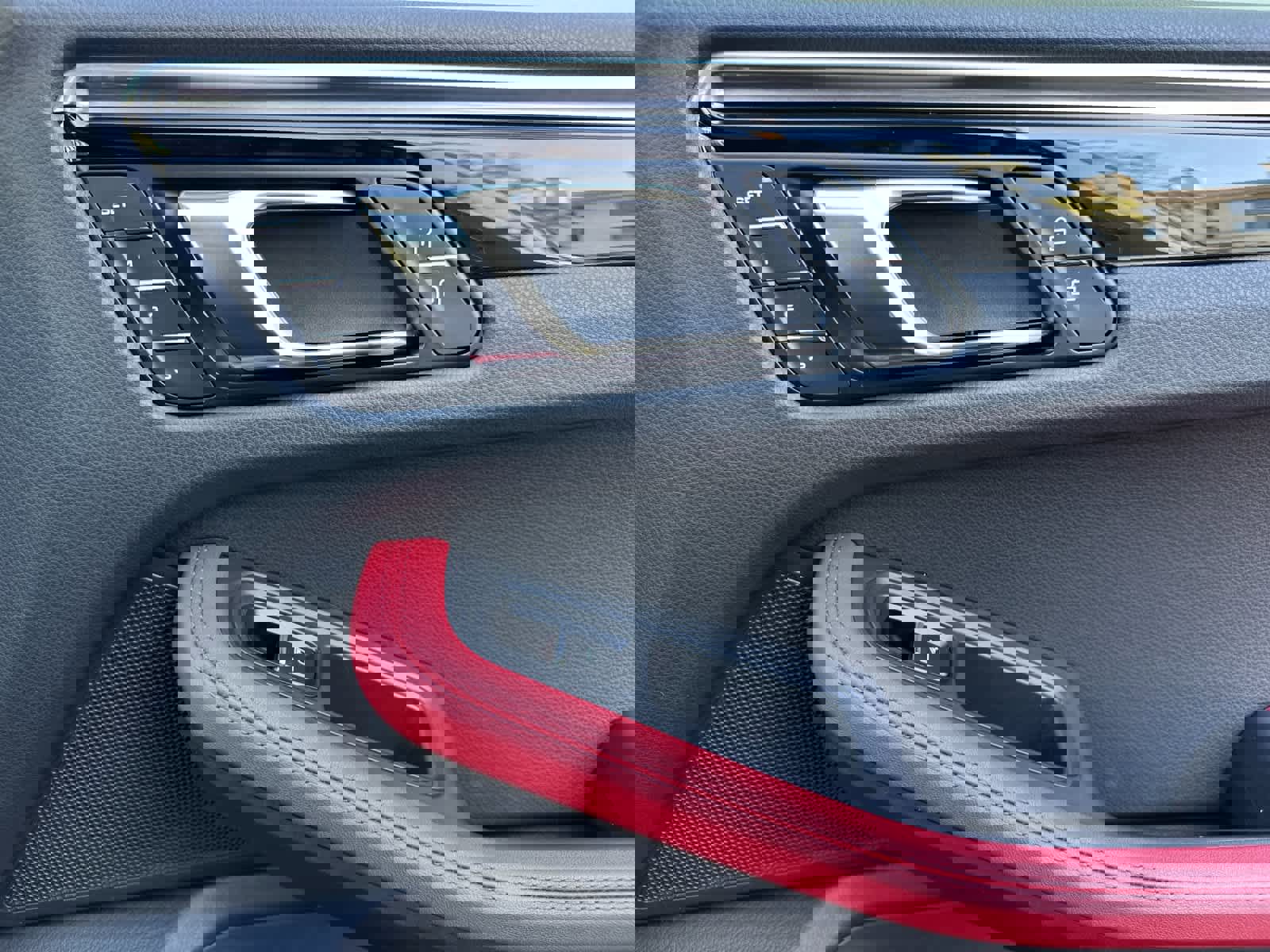 Used 2025 Porsche Macan image 19