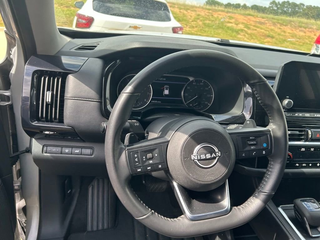 Used 2025 Nissan Pathfinder SV FWD image 5