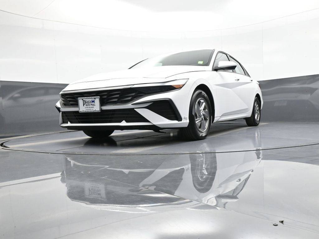 Certified 2025 Hyundai Elantra SE image 25
