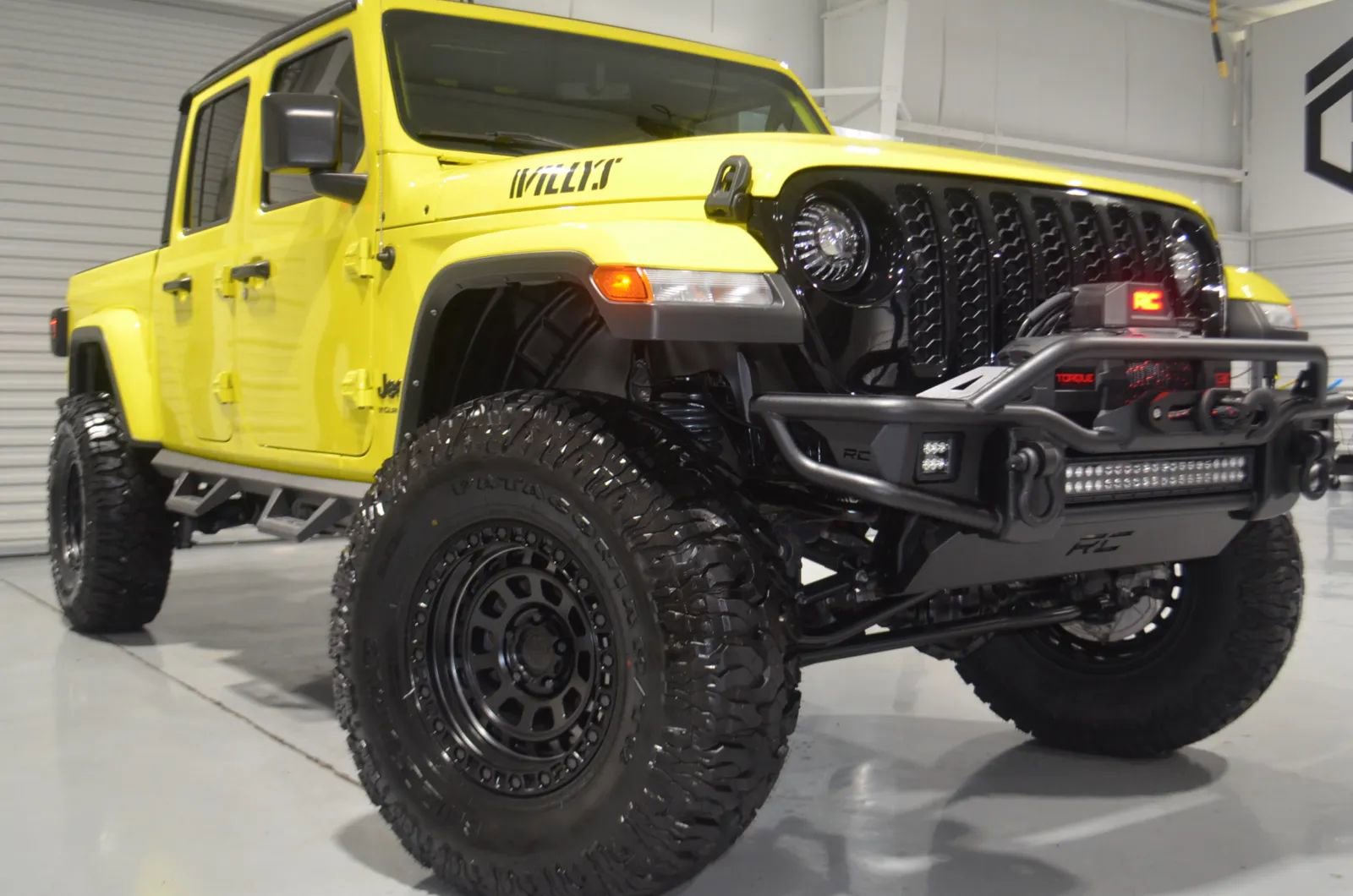 Used 2023 Jeep Gladiator Sport image 3