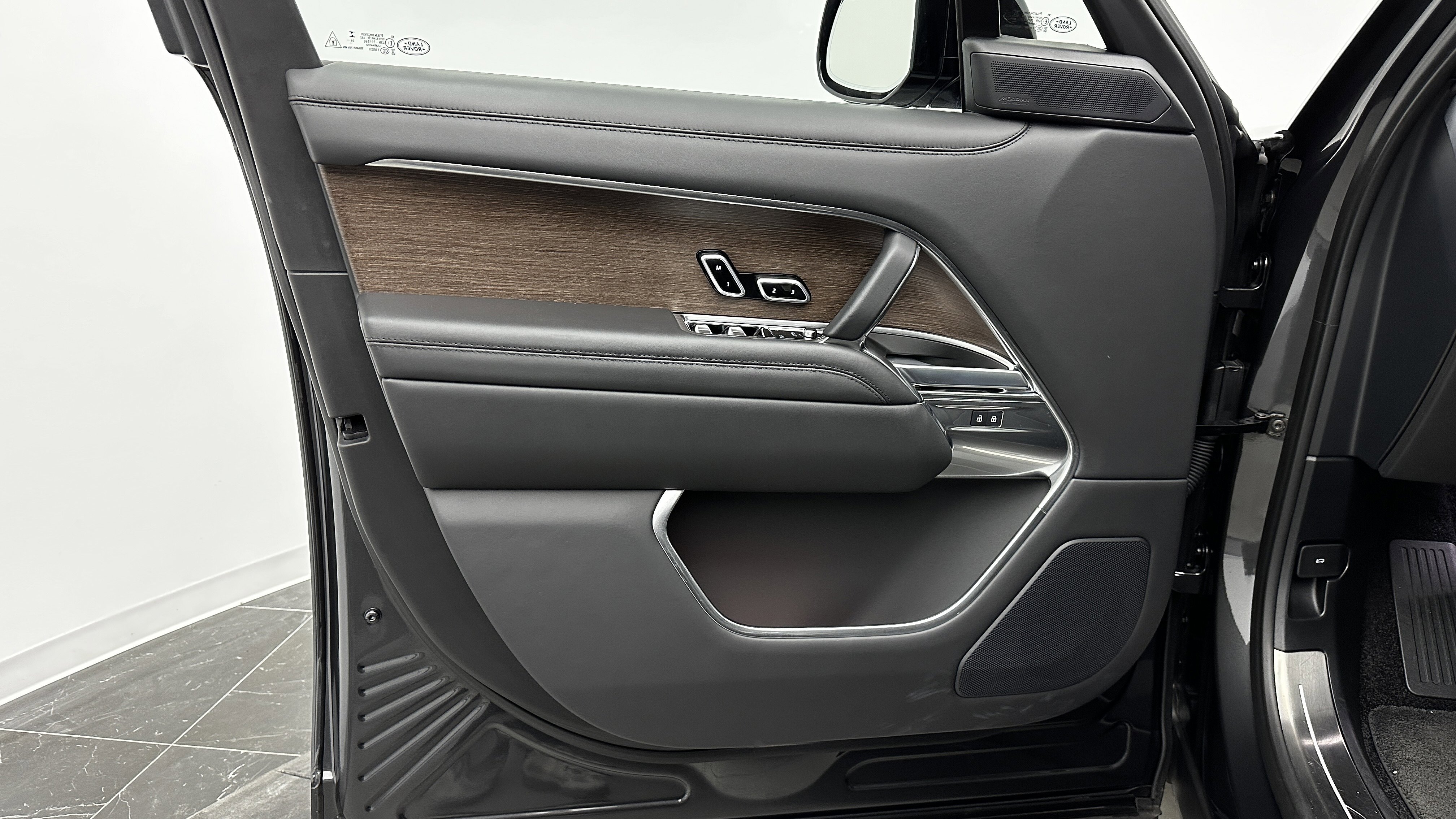 Used 2025 Land Rover Range Rover Long Wheelbase SE image 14