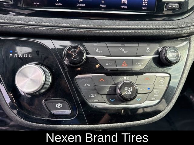 Used 2021 Chrysler Pacifica Touring w/ Uconnect Theater Family Group image 30