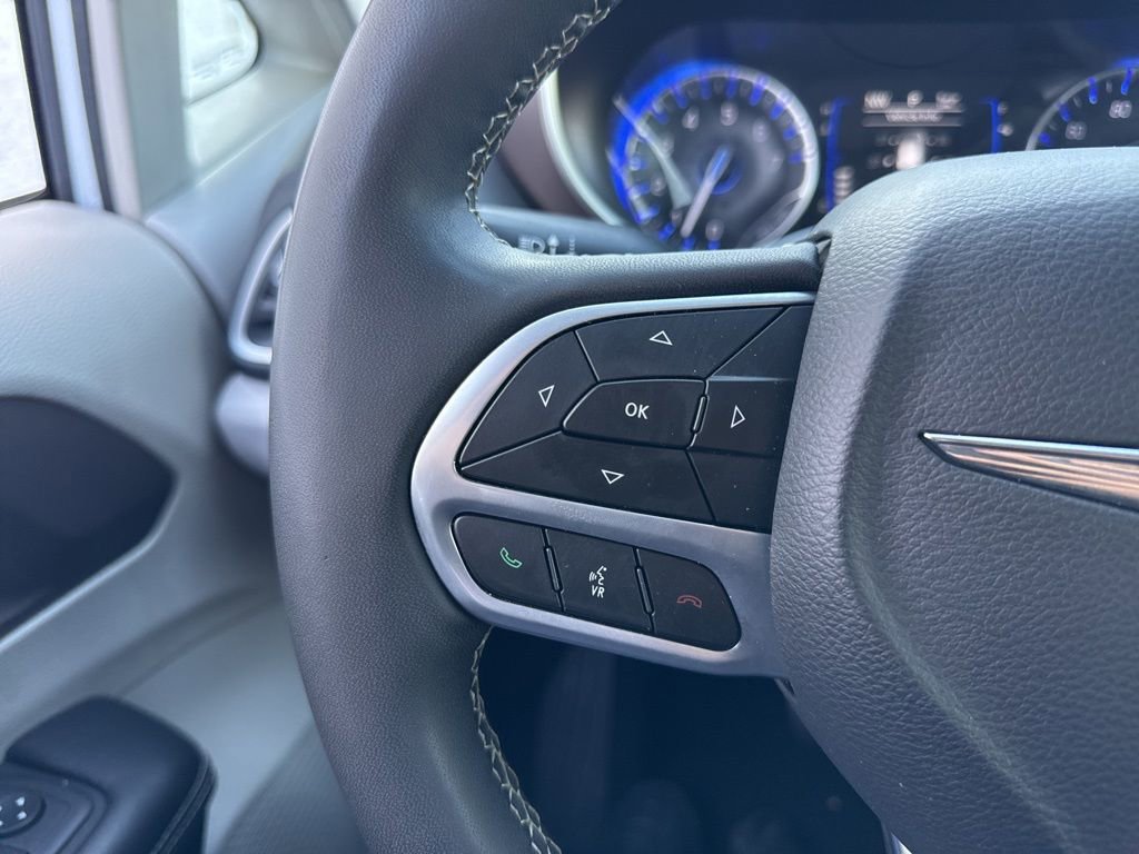 Used 2023 Chrysler Voyager LX image 18