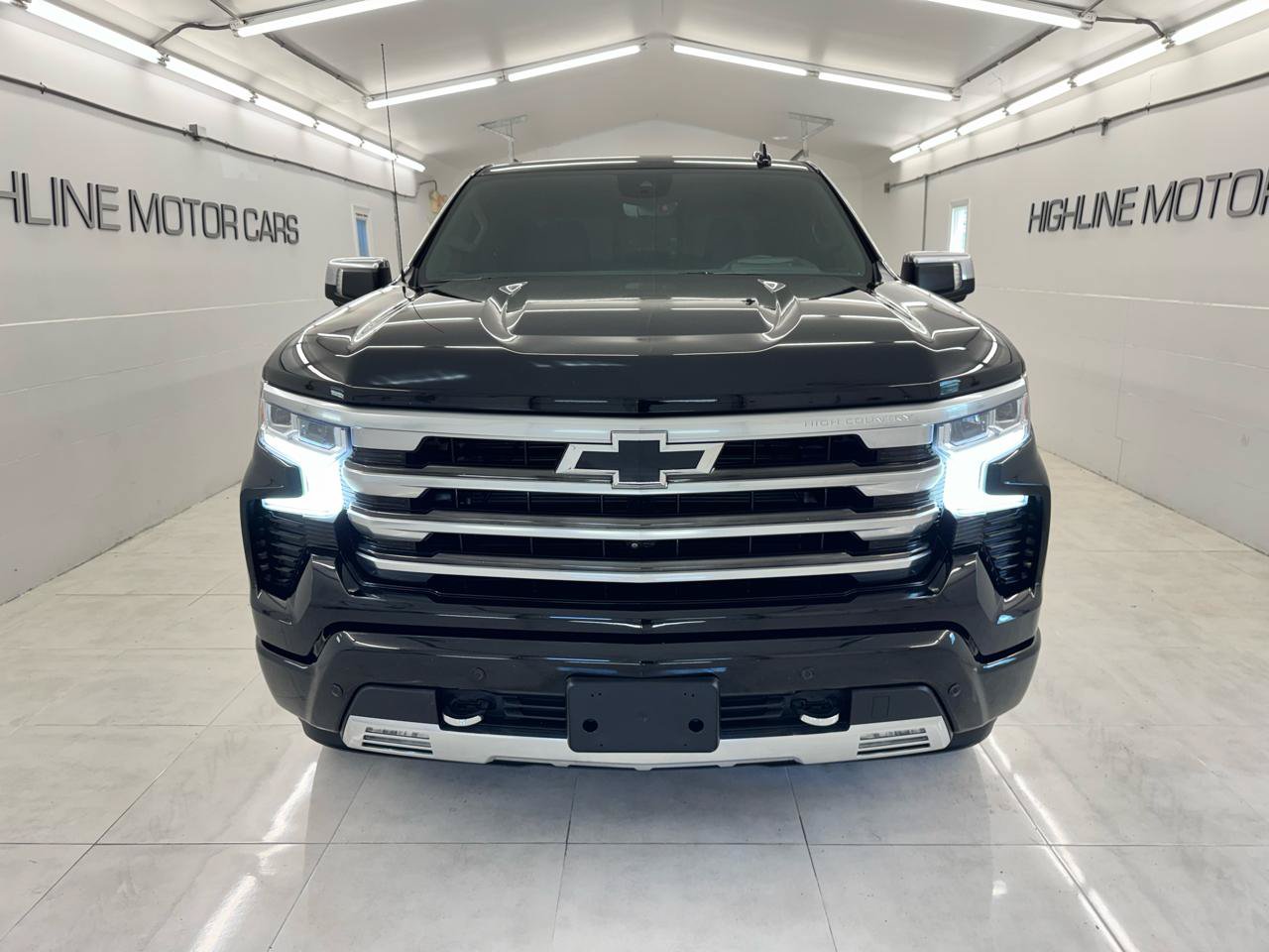 Used 2023 Chevrolet Silverado 1500 High Country w/ Technology Package AWD/4WD image 2
