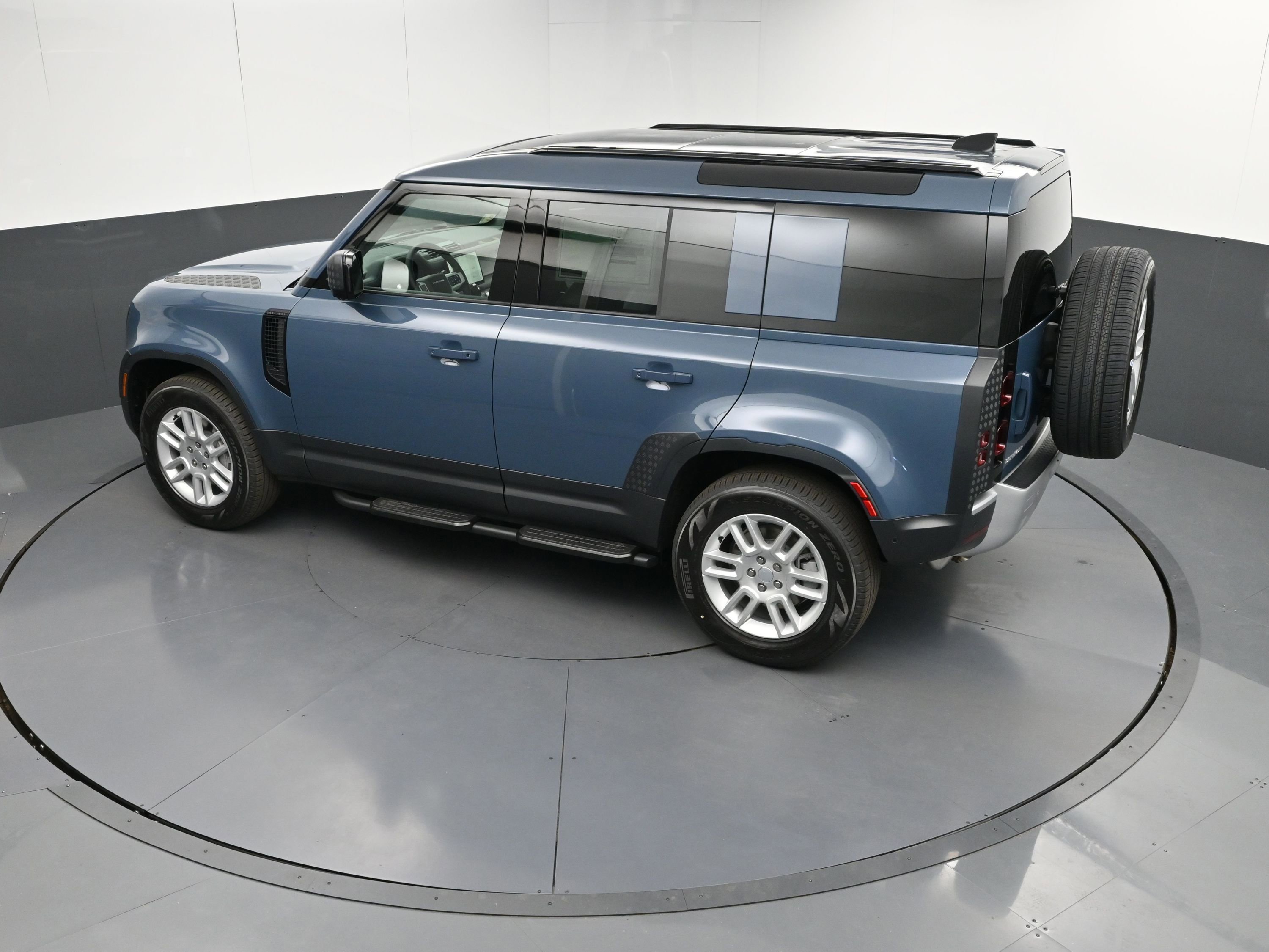 Used 2025 Land Rover Defender 110 S image 32