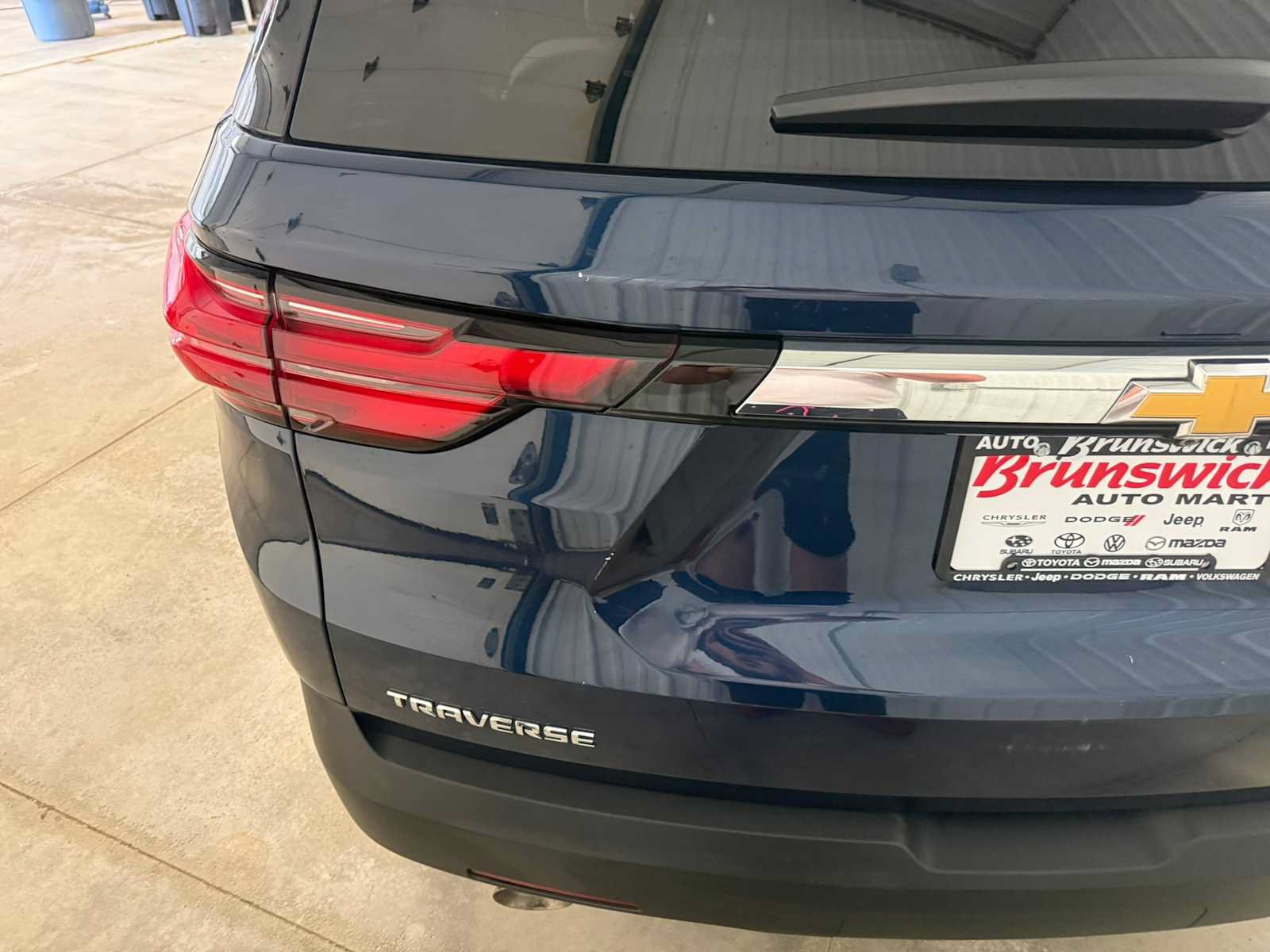 Used 2022 Chevrolet Traverse LS FWD image 17