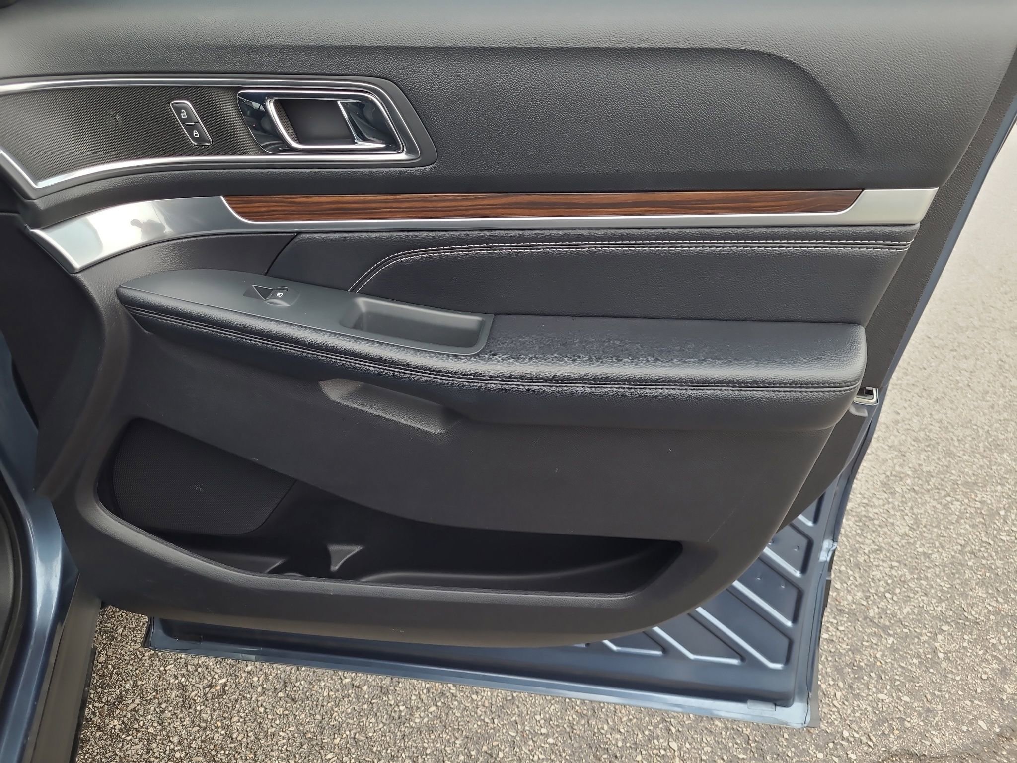 Used 2018 Ford Explorer Limited w/ Equipment Group 301A image 34