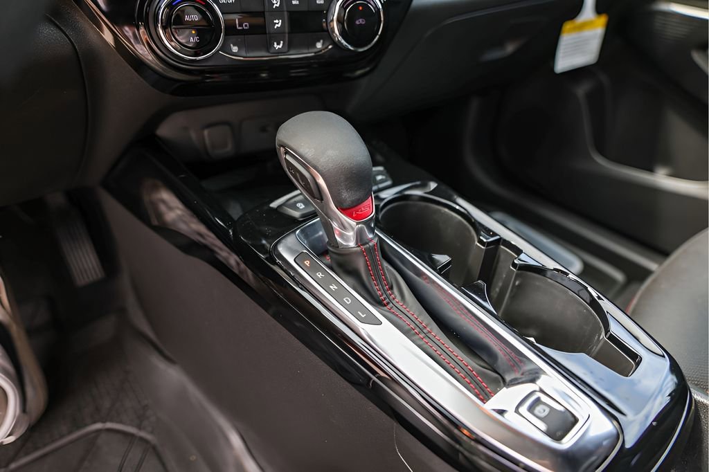 Used 2024 Chevrolet Trax RS w/ Sunroof Package FWD image 22