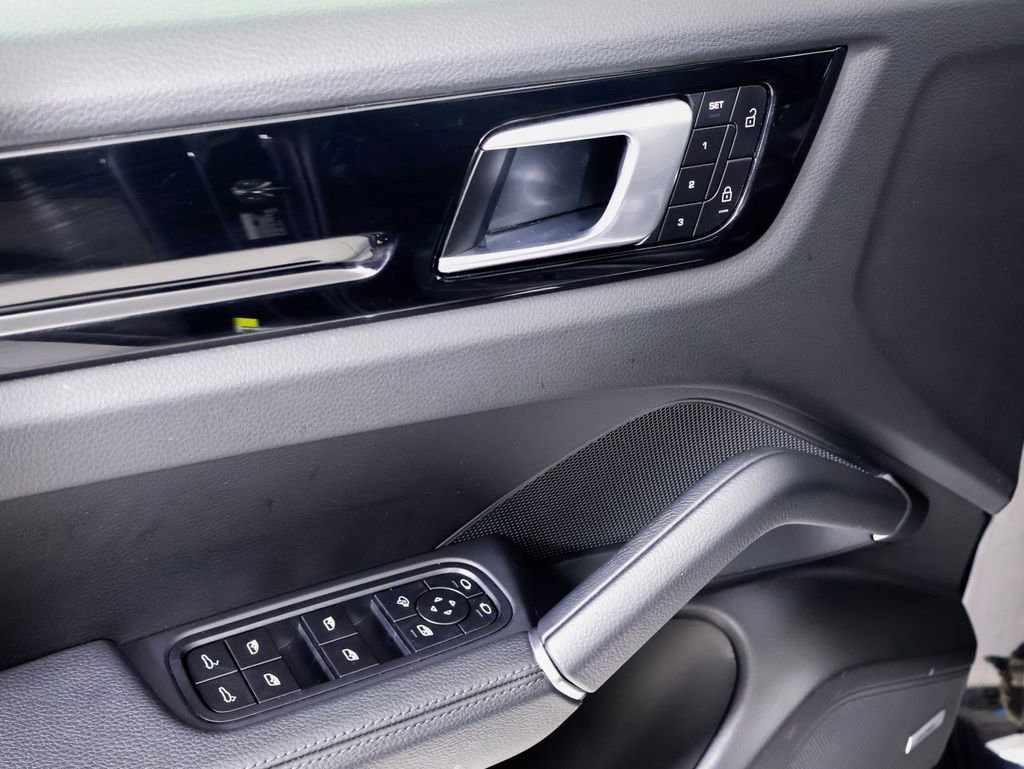 Certified 2022 Porsche Cayenne AWD/4WD image 23