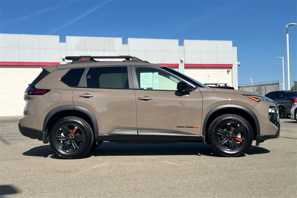 Used 2025 Nissan Rogue SV image 3