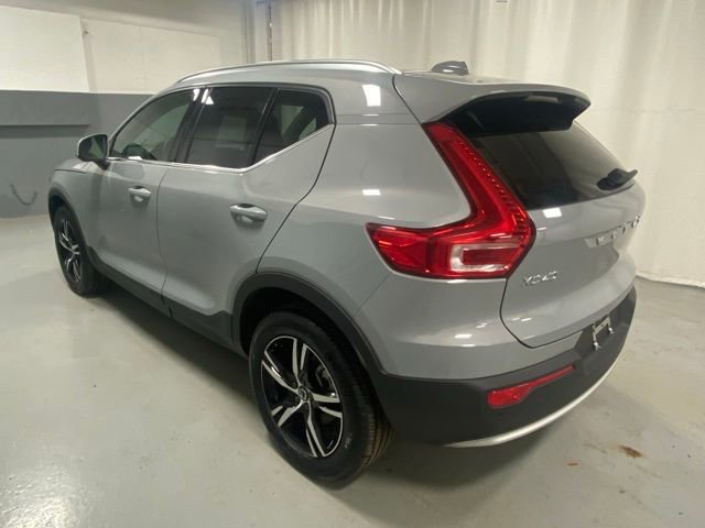 Used 2025 Volvo XC40 B5 Core AWD/4WD image 2