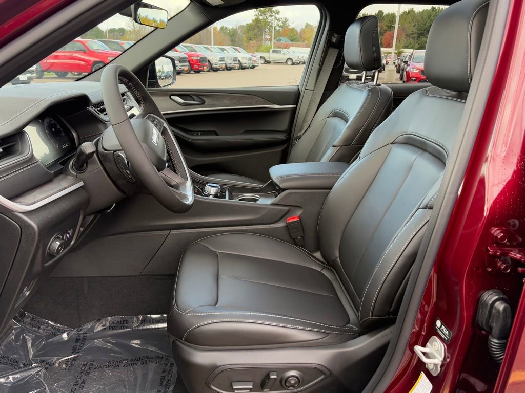 New 2025 Jeep Grand Cherokee Limited w/ Black Appearance Package AWD/4WD image 9