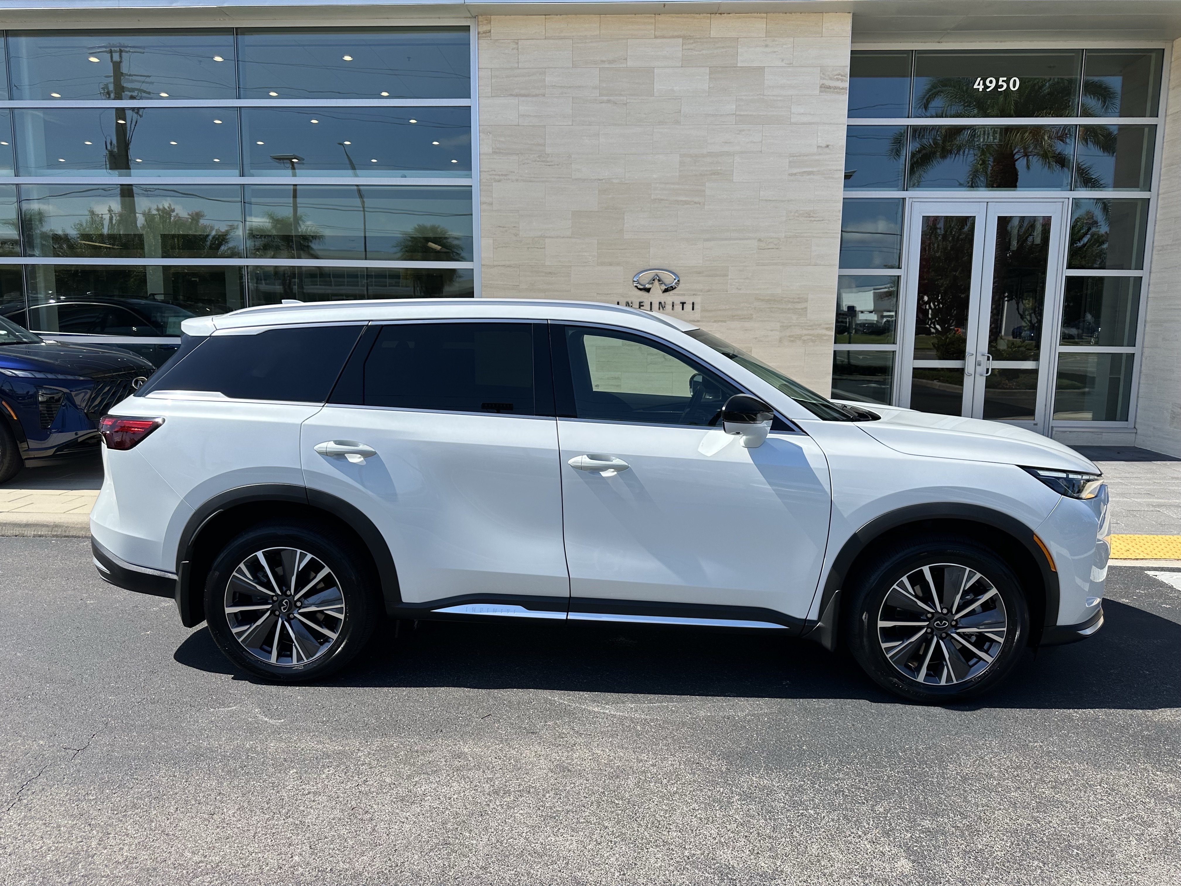 Certified 2026 INFINITI QX60 Luxe w/ Cargo Package AWD/4WD image 3