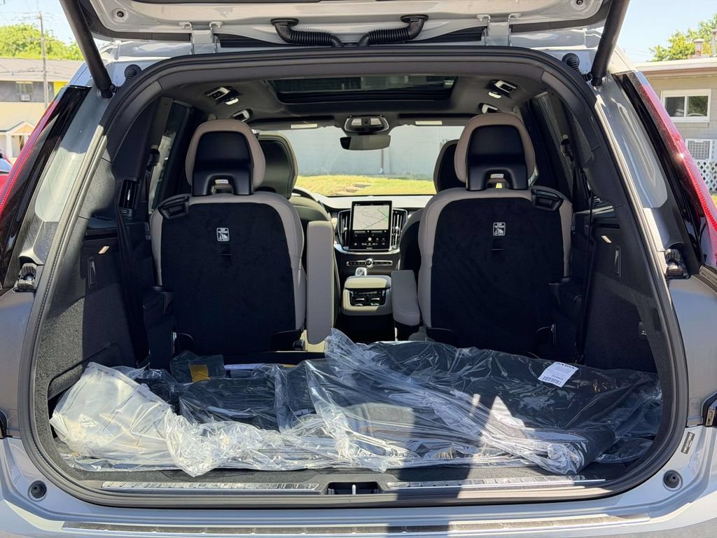 New 2026 Volvo XC90 B5 Plus w/ Protection Package Premier AWD/4WD image 13