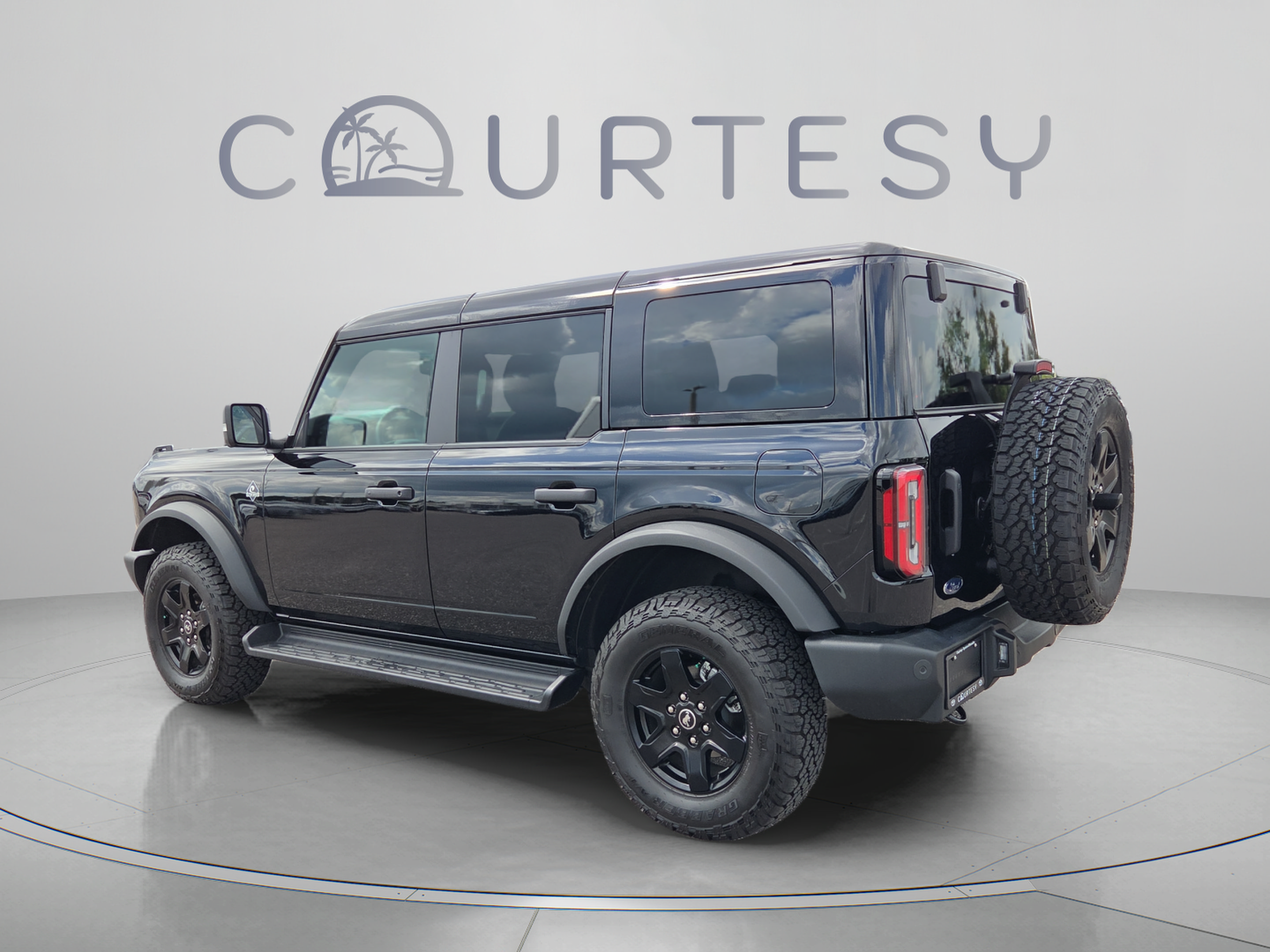 Used 2025 Ford Bronco Outer Banks AWD/4WD image 3
