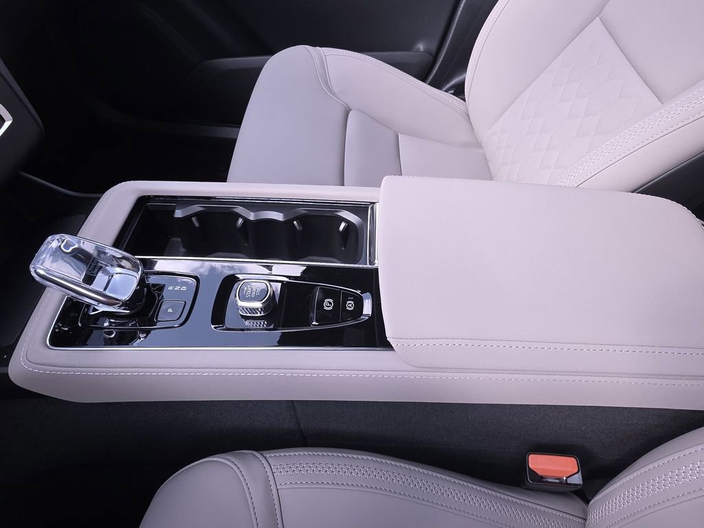 New 2026 Volvo XC90 T8 Plus w/ Protection Package Premier image 28
