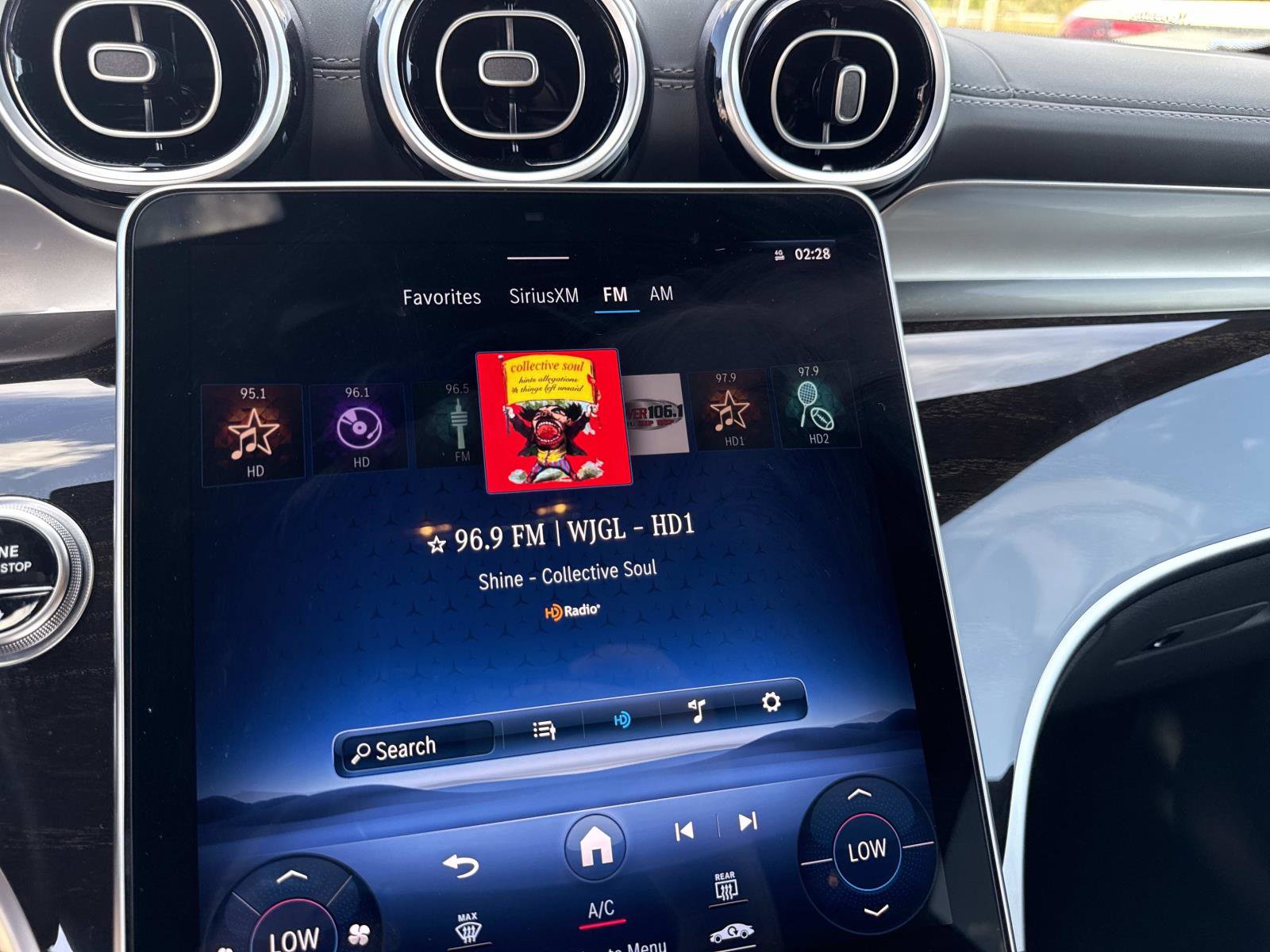 Used 2024 Mercedes-Benz GLC 300 4MATIC image 25