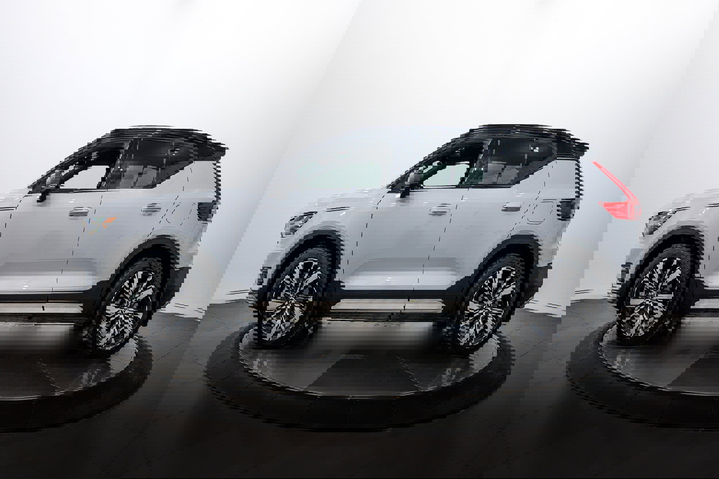 Used 2021 Volvo XC40 P8 Recharge image 6