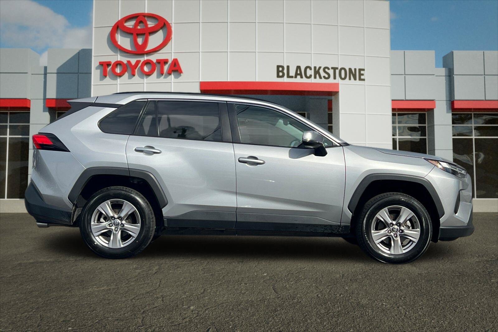 Used 2025 Toyota RAV4 XLE FWD image 2