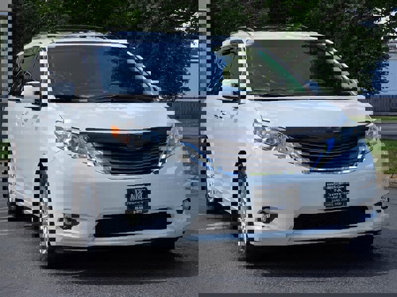 Used 2011 Toyota Sienna XLE w/ Premium Pkg image 2