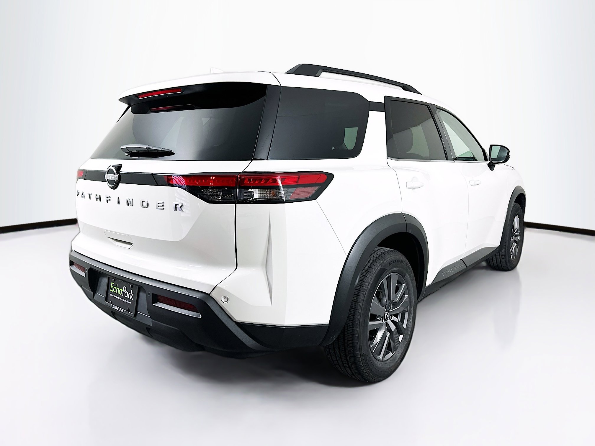 Used 2025 Nissan Pathfinder SV image 9