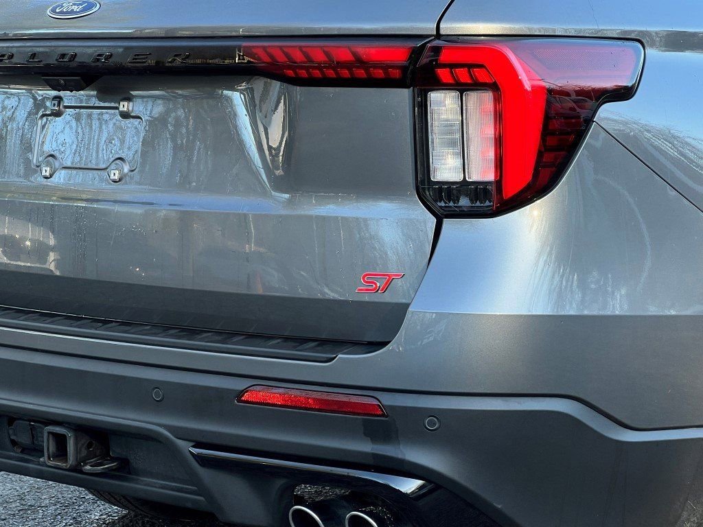 Used 2025 Ford Explorer ST image 6