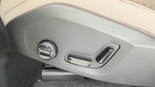 Certified 2026 Volvo XC90 B6 Plus w/ Protection Package Premier AWD/4WD image 14
