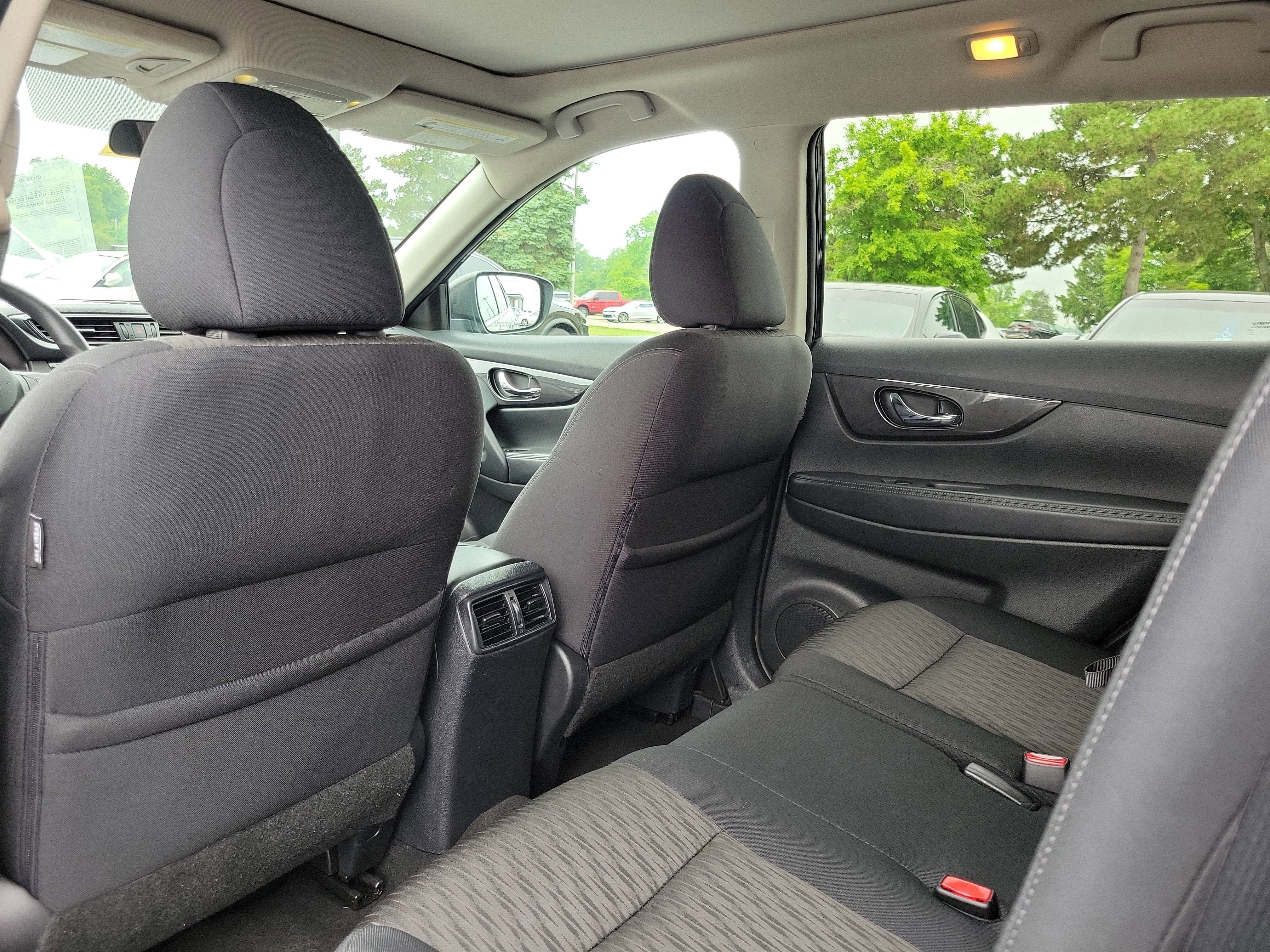 Used 2017 Nissan Rogue SV AWD/4WD image 14
