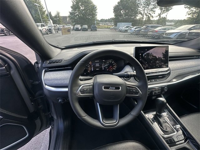 Used 2024 Jeep Compass Latitude image 11