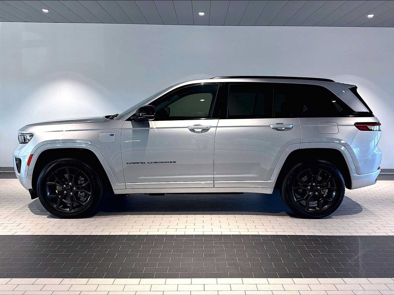 Used 2023 Jeep Grand Cherokee 30th Anniversary AWD/4WD image 2