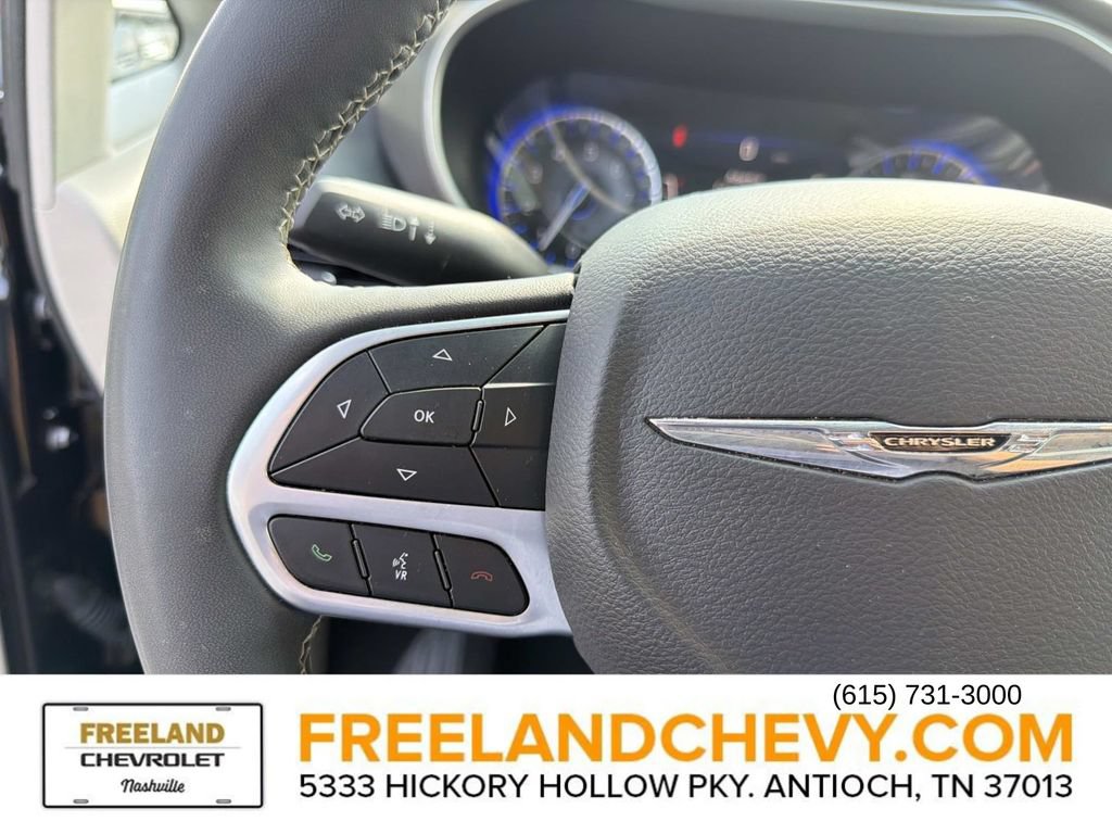 Used 2023 Chrysler Pacifica Touring-L FWD image 27