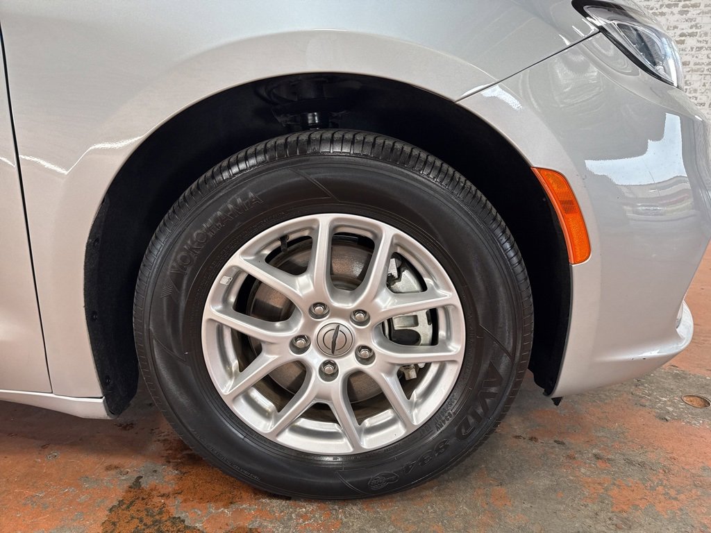 Used 2024 Chrysler Pacifica Touring-L image 8