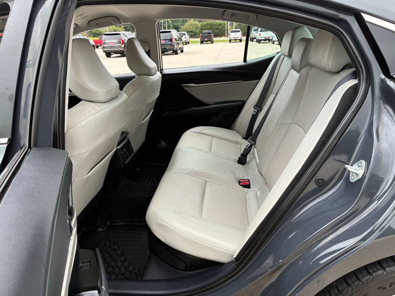 Used 2025 Toyota Camry XLE FWD image 27