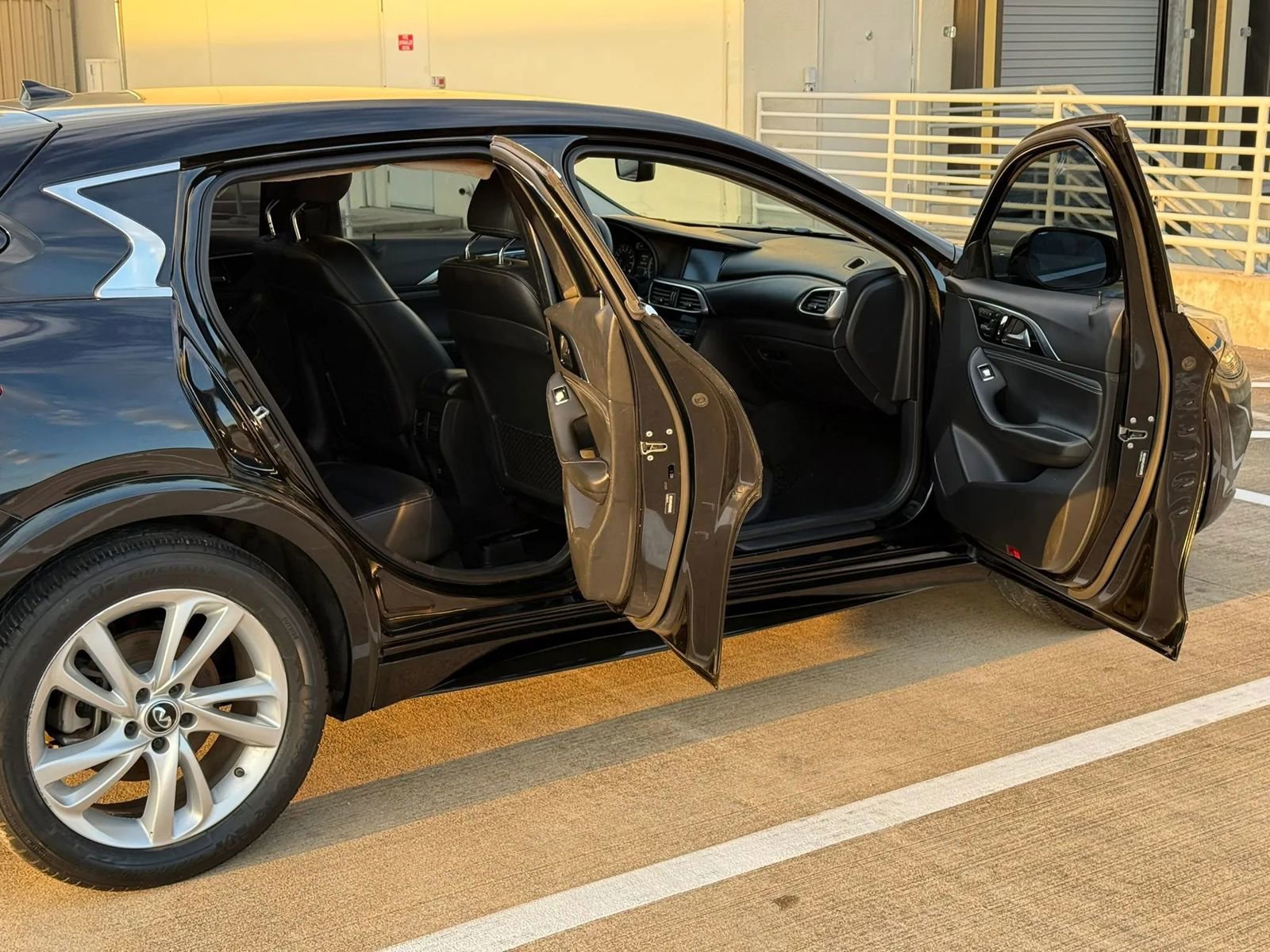 Used 2018 INFINITI QX30 w/ Cargo Package FWD image 18