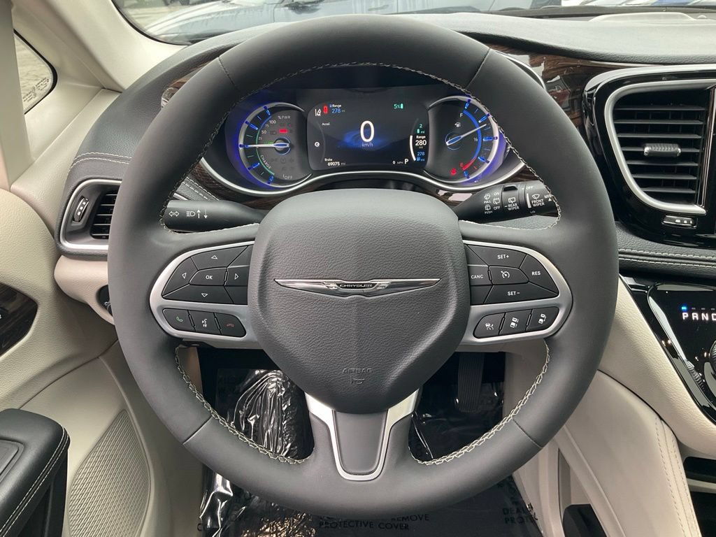 Used 2023 Chrysler Pacifica Limited FWD image 43