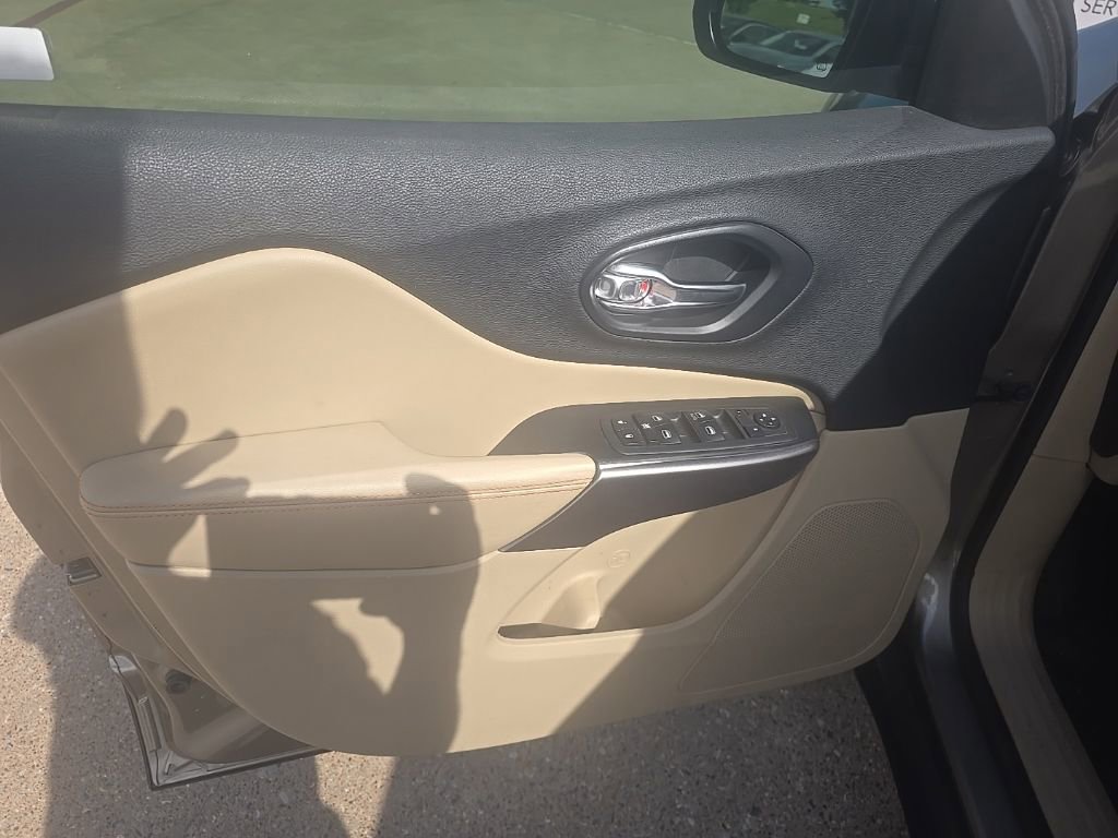 Used 2019 Jeep Cherokee Latitude w/ Popular Appearance Group FWD image 11