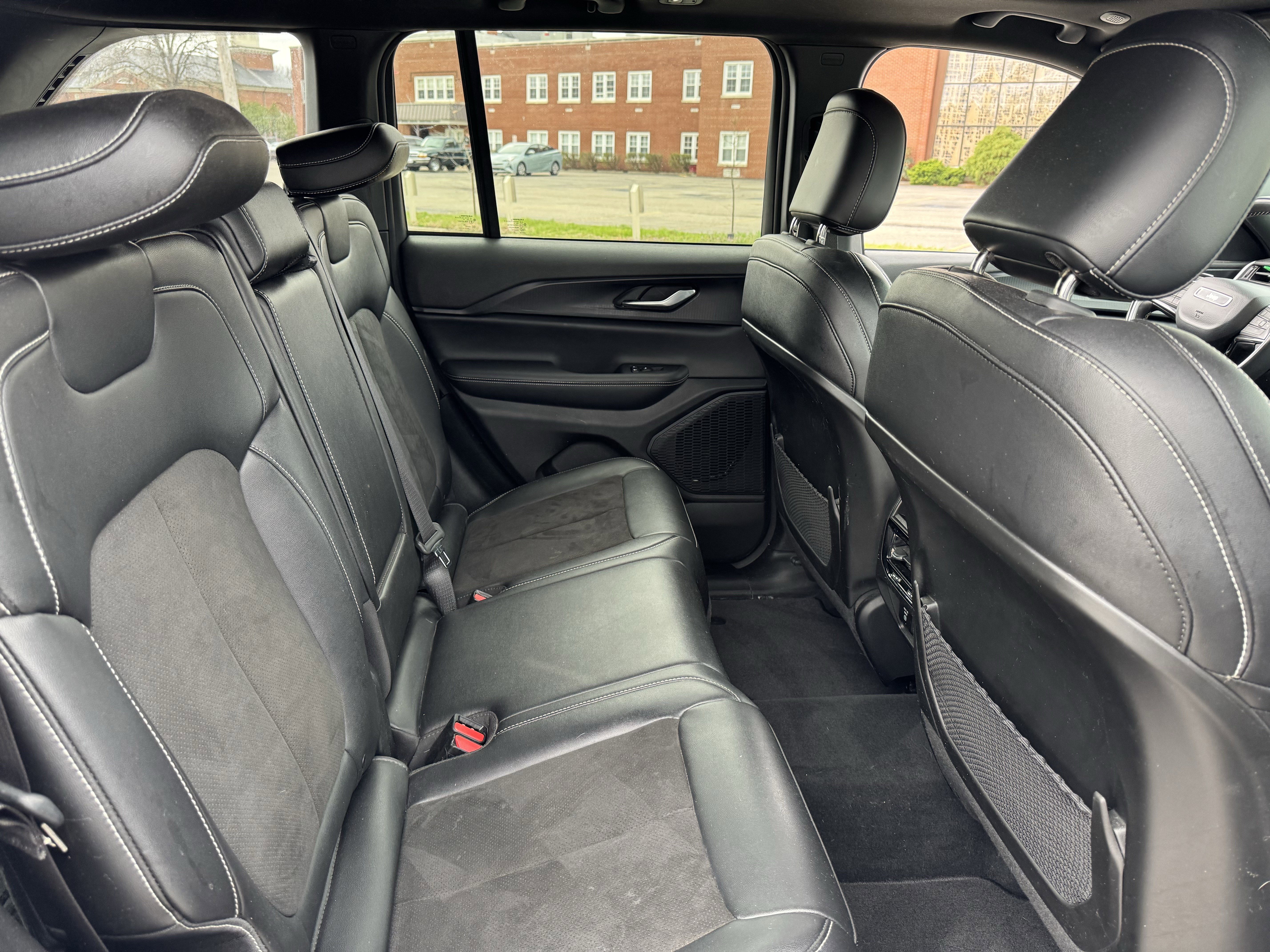 Used 2023 Jeep Grand Cherokee Altitude image 36