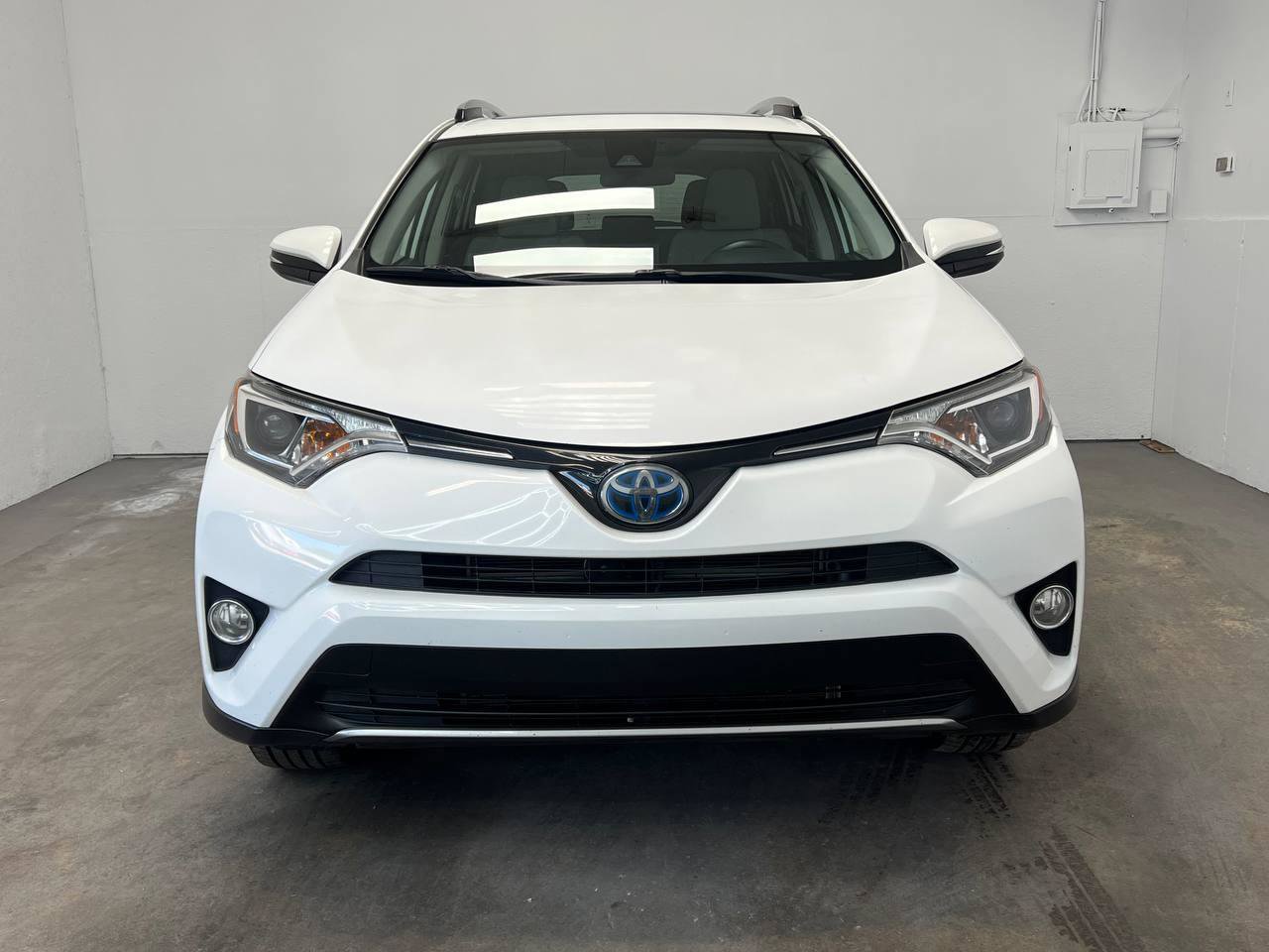 Used 2017 Toyota RAV4 XLE AWD/4WD image 2
