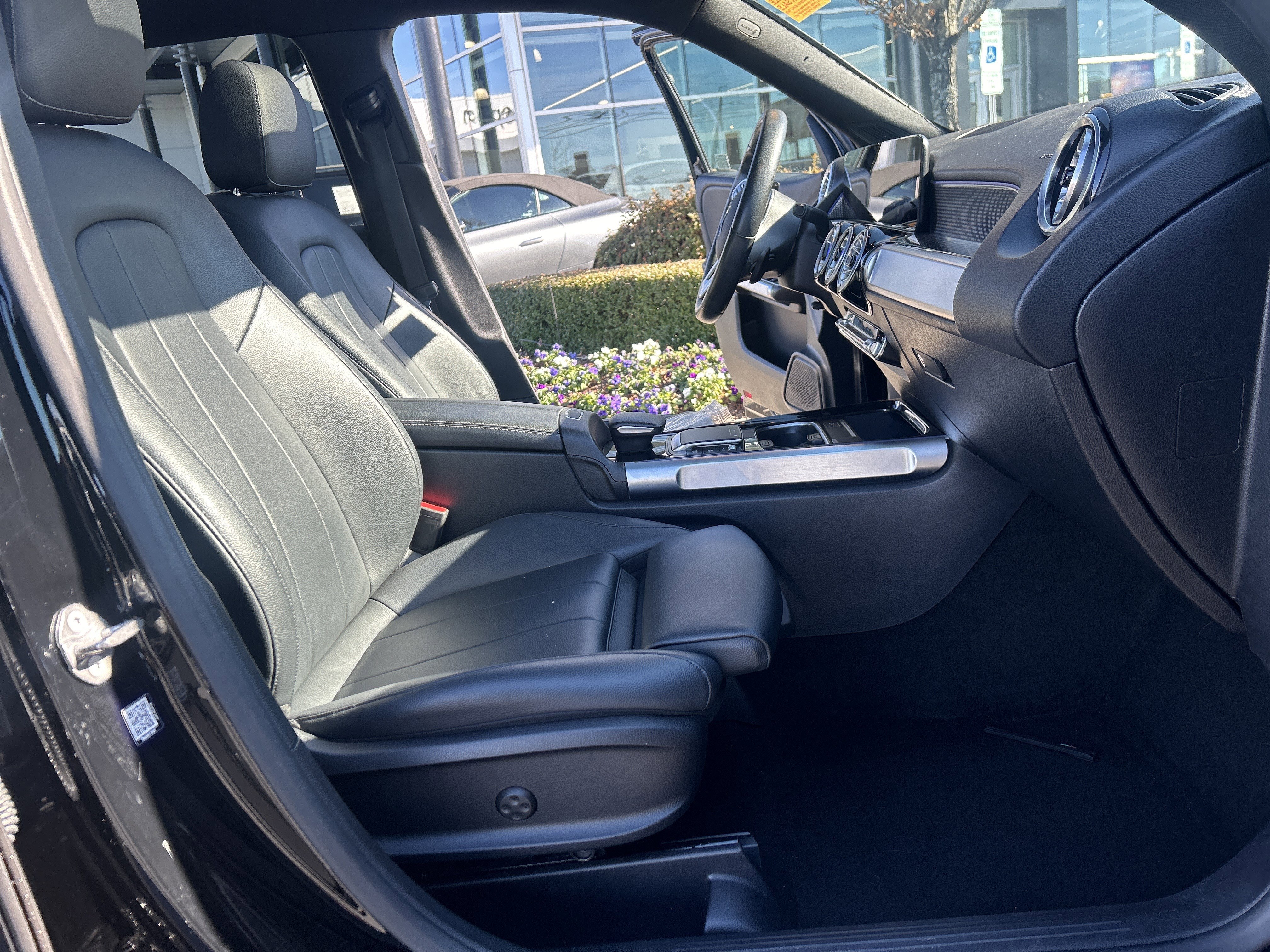 Used 2022 Mercedes-Benz GLB 250 w/ Premium Package Lite image 35