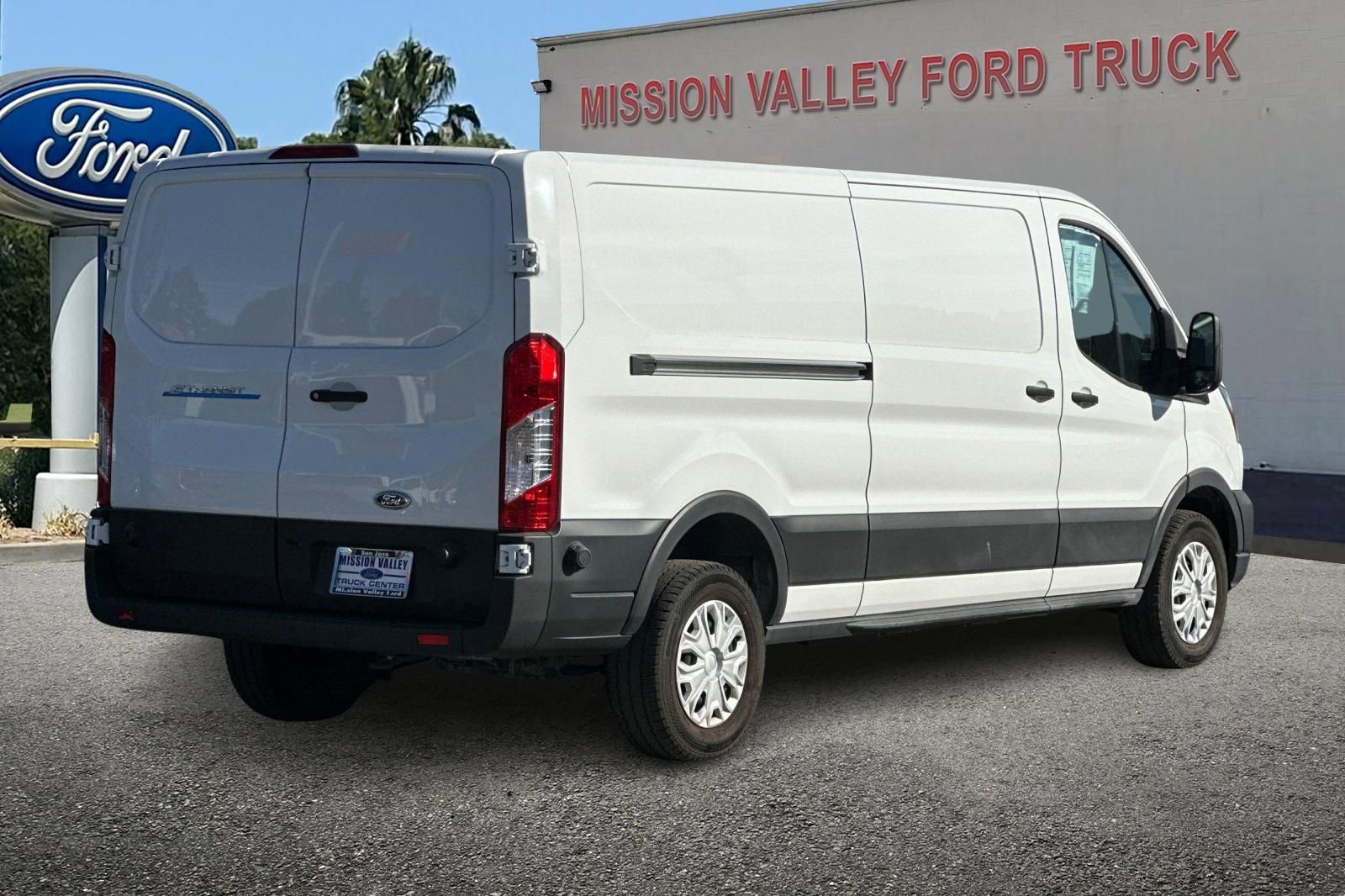 Used 2022 Ford E-Transit Low Roof image 4