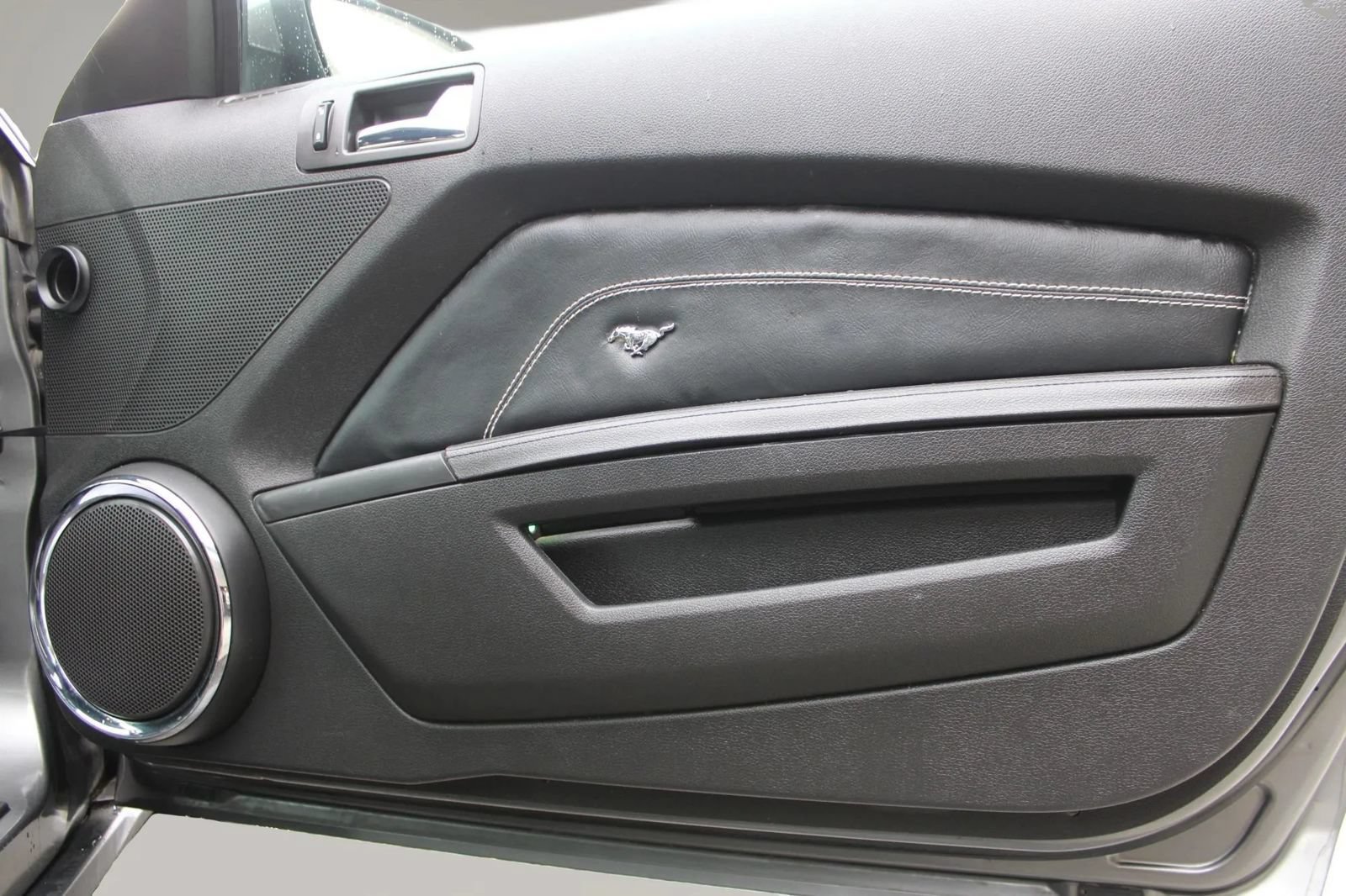 Used 2010 Ford Mustang GT Premium RWD image 8