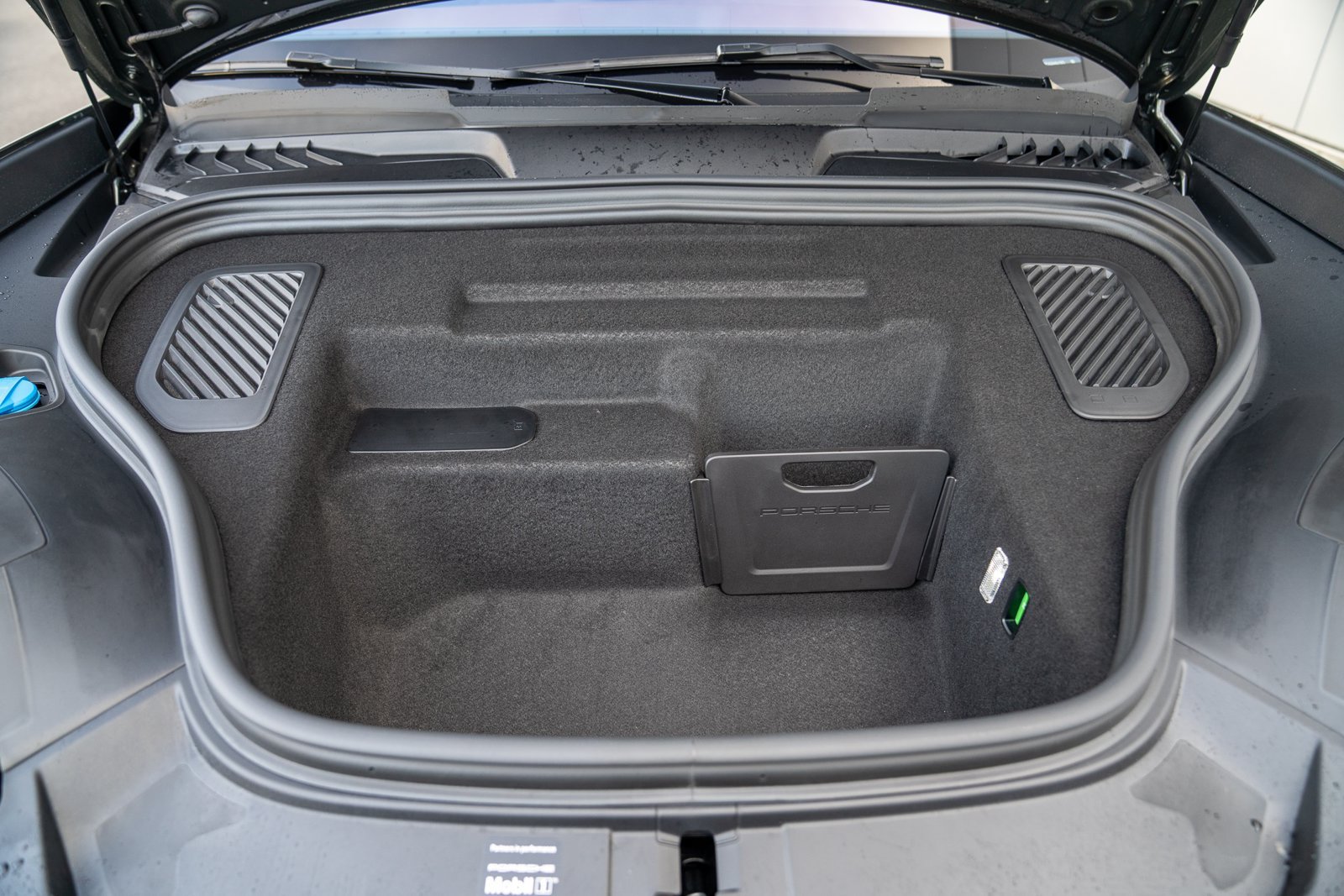 Certified 2025 Porsche Macan Turbo Electric AWD/4WD image 28