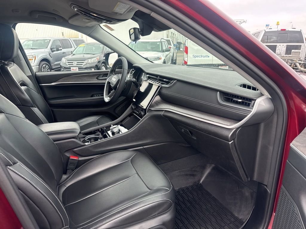 Used 2023 Jeep Grand Cherokee Limited w/ Black Appearance Package image 32